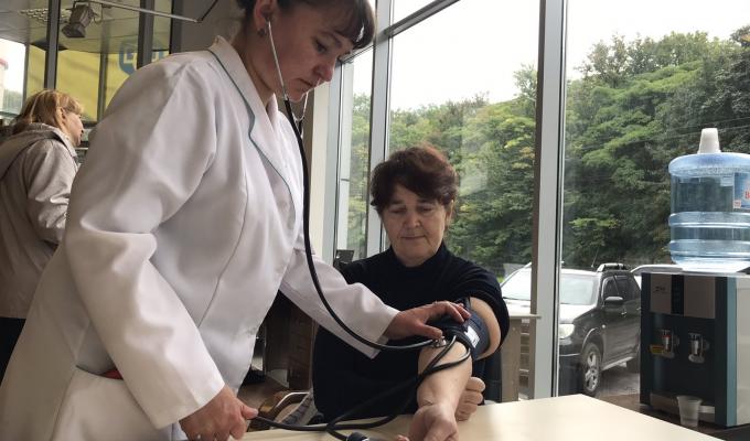 У гуманітарному штабі в Вінниці жителів Луганщини щодня приймають лікар та медсестра