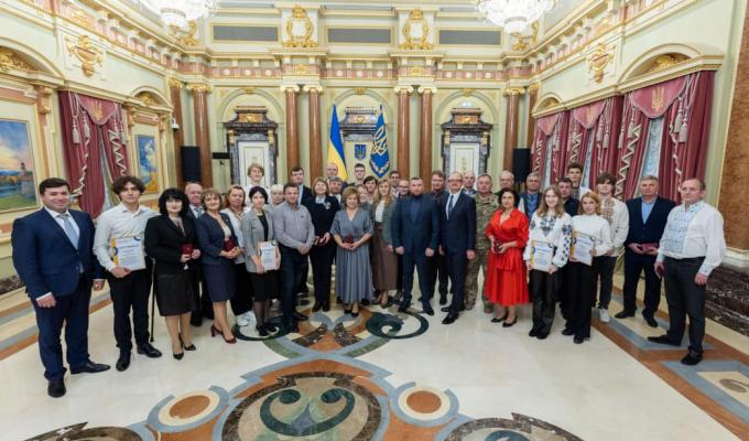 До Дня вчителя Президент відзначив освітян Луганщини почесними званнями