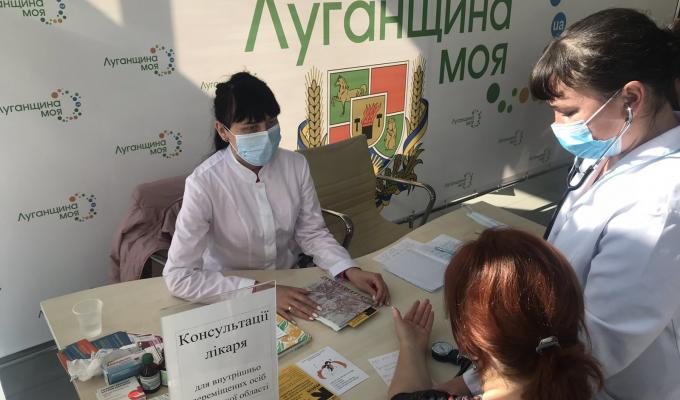 Переселенці з Луганщини у Вінниці можуть звернутися до лікаря безпосередньо у гуманітарному штабі