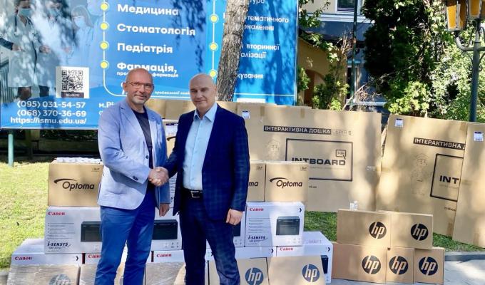 Випускник Луганського державного медичного університету подарував двічі евакуйованому вишу нове обладнання. Цьогоріч до закладу вступили майже 300 осіб