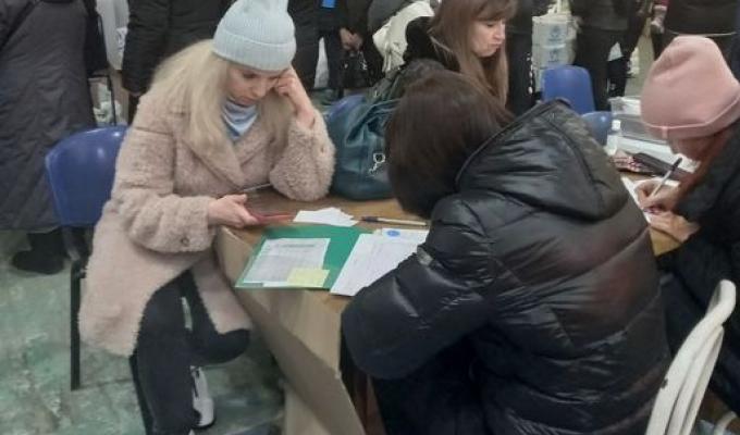 На базі гумхабу Сєвєродонецька у Дніпрі видають матраци, ковдри, подушки, постільні набори