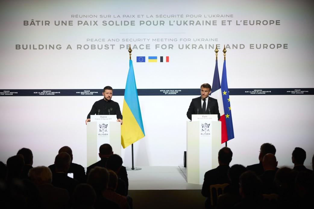 Кроки для досягнення миру, оборонна допомога та розвиток ОПК: у Парижі відбулася зустріч президентів України та Франції