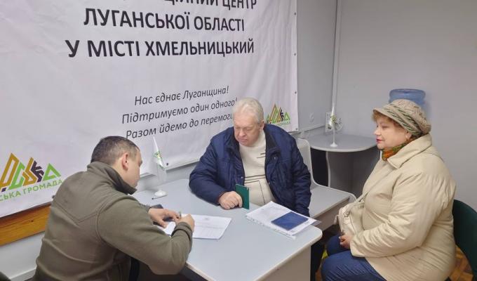  Переселенці з Лисичанська, Рубіжного та Сєвєродонецька звернулися до юриста в гуманітарному штабі у Хмельницькому