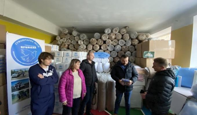 На Полтавщині жителі Луганської області отримали ковдри, постільну білизну, лампи на сонячних батареях