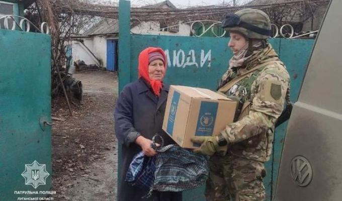 Понад 2 тонни гуманітарної допомоги доставили патрульні поліцейські у звільнені села Луганщини