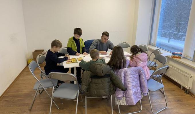 У гуманітарному хабі у Вінниці для дітей молодшого шкільного віку проходять заняття із психосоціальної підтримки