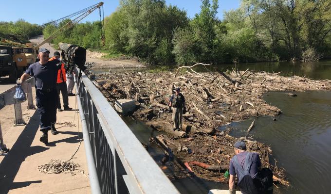Рятувальники розчищають міст у Рубіжному від повалених дерев
