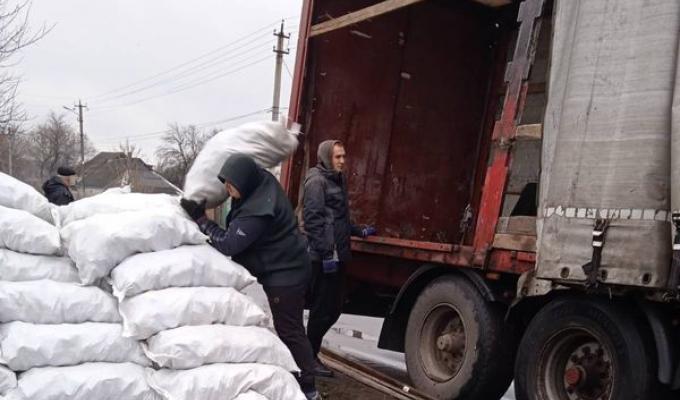 У Богданівці переселенцям з Луганщини розпочали видавати паливні брикети