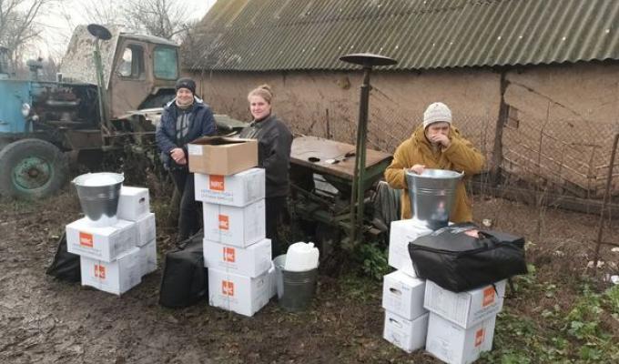 Наші патрульні поліцейські допомогли доставити гуманітарні набори людям, що залишаються на звільнених територіях Луганщини