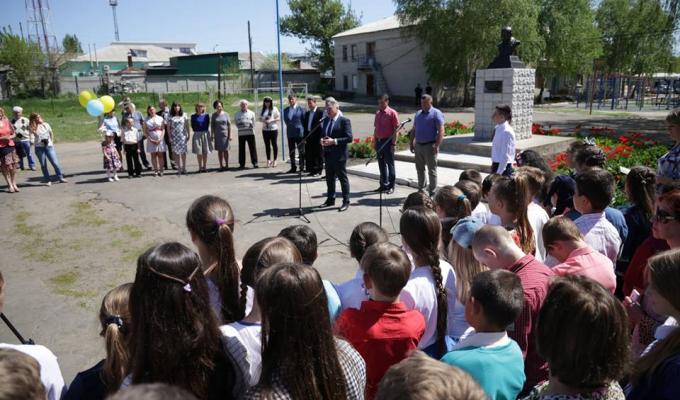 Юрій Гарбуз відкрив погруддя Тараса Шевченка у Міловській гімназії