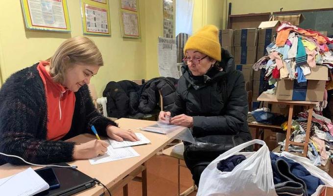 У Кремінському хабі в Дніпрі залишилося багато одягу для немовлят