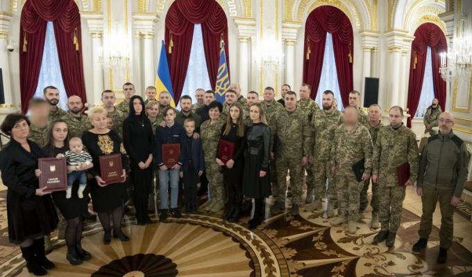 Двом українським військовим, які боронили Луганщину, Президент вручив державні нагороди