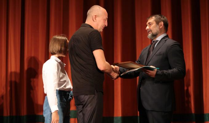 Сергій Гайдай вручив сертифікати на оздоровлення та отримання будинку захисникам України та ноутбуки синам загиблих героїв