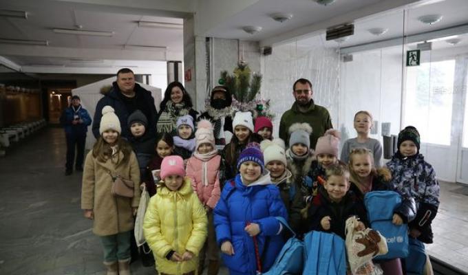 У Сєвєродонецькому гуманітарному штабі у Дніпрі привітали луганських дітлахів з новорічними святами