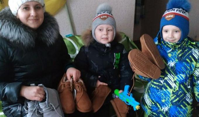 У Першотравенську 440 переселенців із Луганщини отримали зимове взуття