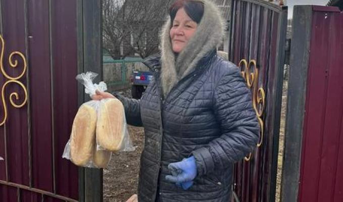 У деокупованому Невському поліцейські Луганщини роздали місцевим мешканцях свіжий хліб та допомогли доставити гуманітарну допомогу