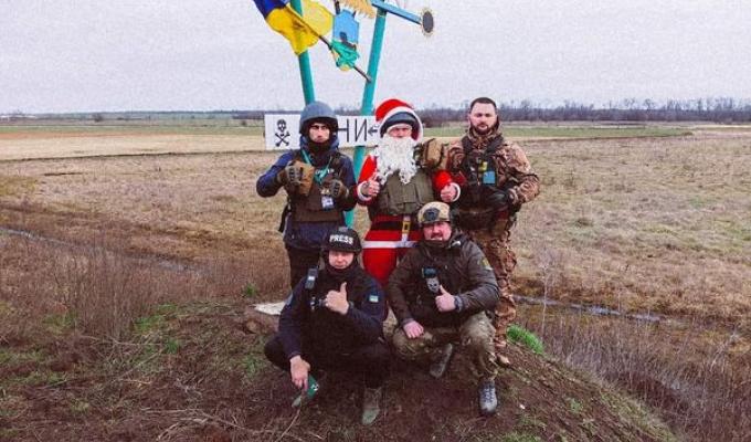 У звільнене Невське поліцейські Луганщини та волонтери доставили подарунки до Новорічних свят та гуманітарну допомогу