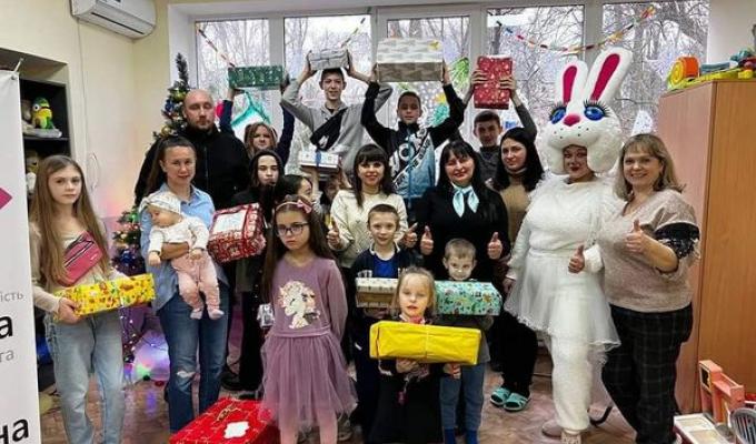 Діти-переселенці з Луганщини у Дніпрі долучилися до святкового марафону подарунків
