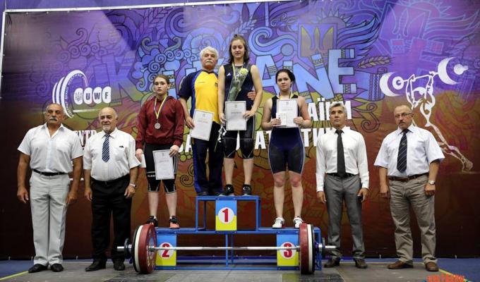 Вісім медалей та призові загальнокомандні місця завоювали важкоатлети з чемпіонату України