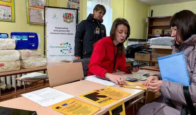 У Дніпрі жителі Луганщини отримують постільну білизну, павербанки, ліхтарі від Міжнародного комітету порятунку