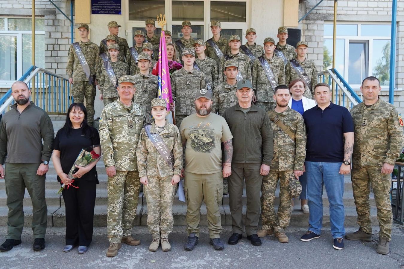 Луганський військовий ліцей випускає у доросле життя патріотів України. У часи війни – це запорука існування нашої нації, – Олексій Харченко привітав 59 юнаків і дівчат із закінченням цього закладу