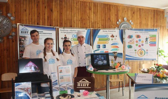 До 80-річчя Луганщини  відкрилася виставка професій освітніх закладів області