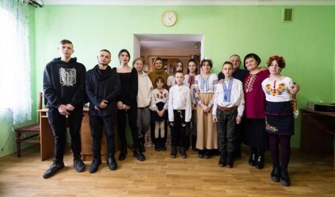 Олена Зеленська разом із командою своєї Фундації відвідала дитячий будинок сімейного типу на Львівщині та передала гуманітарну допомогу