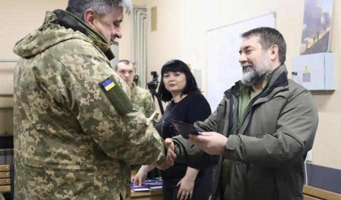 Знаком пошани "Захиснику Луганщини" Сергій Гайдай нагородив лікаря, який дістав нерозірвану гранату з грудей нашого пораненого військового