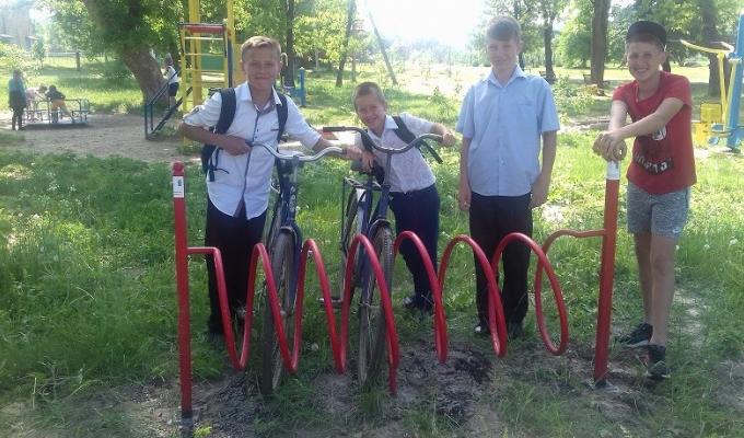 Практики господарювання: у Новопсковській громаді створюються умови для безпечного паркування велосипедистів