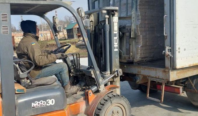 Наші переселенці в Сумах отримали 16 тонн паливних брикетів