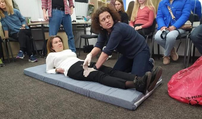 У Франківському гуманітарному хабі для вимушених переселенців провели тренінг з тактичної медицини