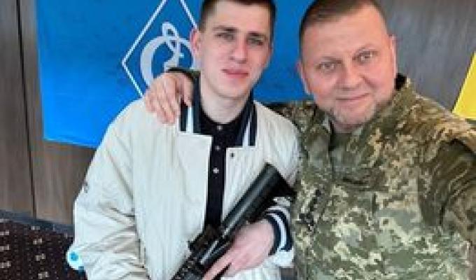Головнокомандувач ЗС України Валерій Залужний нагородив старшого солдата 92-ї окремої механізованої бригади ім. Івана Сірка Руслана Зубарєва почесною нагрудною відзнакою «Золотий Хрест» та вручив йому заслужену нагородну зброю.