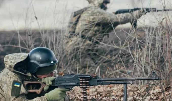 Ворог безрезультатно тиснув поблизу Кремінної та Білогорівки, окупанти «забули» демобілізувати студентів, у Лисичанську наприкінці березня вони відкрили пункт обігріву