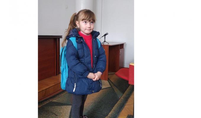 Маленьким луганчанам в Олександрії вручили рюкзаки з канцелярією