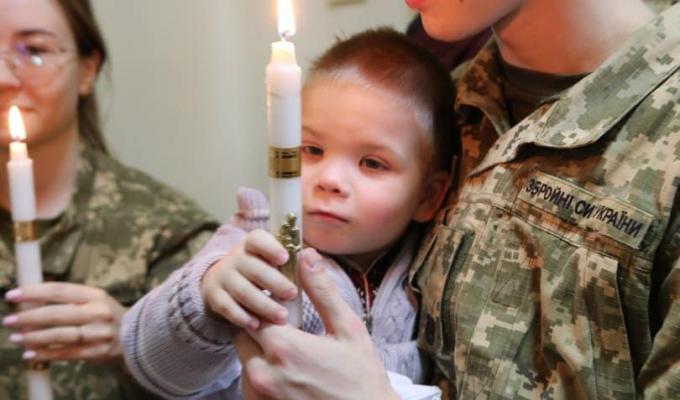 Шістнадцять дітей-сиріт з Луганщини знайшли хрещених батьків серед захисників у Львові