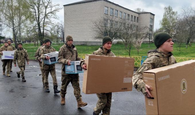 Луганському ліцею литовці передали побутову та офісну техніку