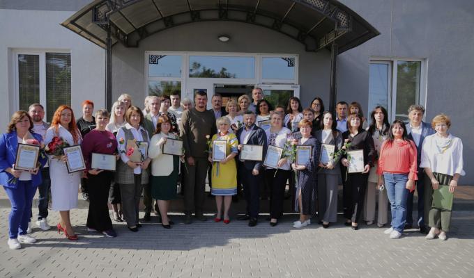 Освітянам Луганщини вручили обласні відзнаки та державні нагороди: звання Заслуженого вчителя України одержав педагог з Рубіжного, який сьогодні зі зброєю боронить країну