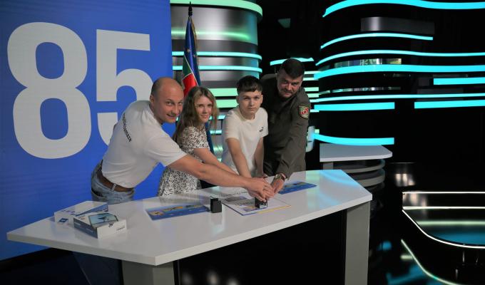 В рамках форуму «Луганщина-85» начальник Луганської обласної військової адміністрації Артем Лисогор вручив державні нагороди та обласні відзнаки і узяв участь у спецпогашенні поштової марки «Діти перемоги малюють Україну майбутнього»