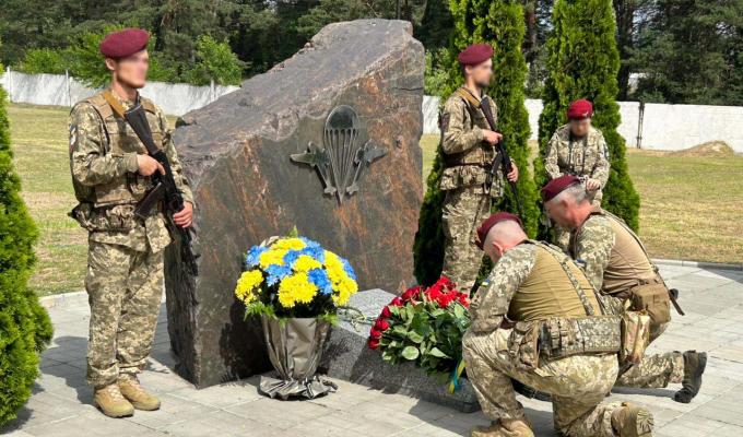 Вже дев’ять років військовослужбовці 25-ї окремої Дніпропетровської повітрянодесантної бригади у скорботі схиляють голови перед пам’яттю своїх бойових побратимів, які загинули у небі над Луганщиною