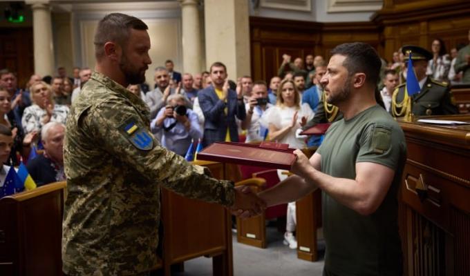 Глава держави вручив «Золоту Зірку» Героя України командиру штурмової роти ЗСУ лейтенанту, сєвєродончанину Олександру Коваленку