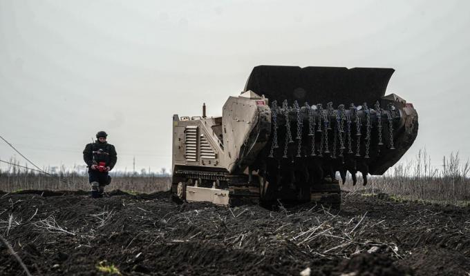 За півроку піротехніки з Луганщини вилучили 8728 вибухонебезпечних предметів на Херсонщині. Серед нової техніки – два комплекси дистанційного розмінування