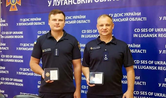 Два рятівника з Луганщини отримали відомчі відзнаки