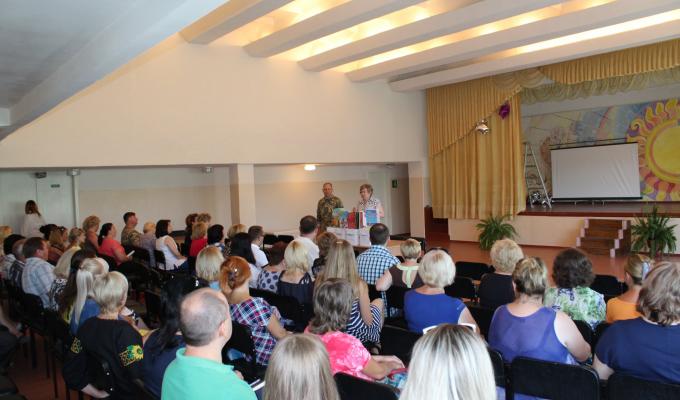 Розташовані поблизу лінії розмежування школи отримали книжки та підручники