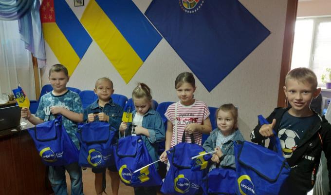 У хабі в Кропивницькому луганським дітям видали рюкзаки з павербанками