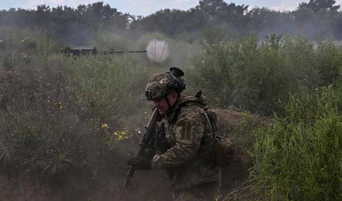 У старих районах Сєвєродонецька за відсутності дахів руйнуються будинки, в Лисичанську оголошений ще в березні перерахунок пенсій обіцяють провести в наступному році, села на лінії фронту потерпають від авіації та артилерії