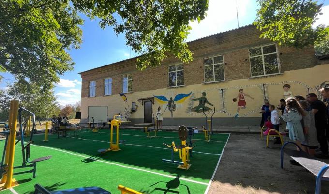 На Кіровоградщині батьки у пам’ять про загиблого сина-захисника з Кремінної встановили меморіальну дошку та спортивний майданчик