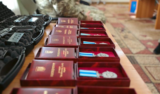 Троє військовослужбовців Луганського прикордонного загону отримали нагороди за указом Президента України
