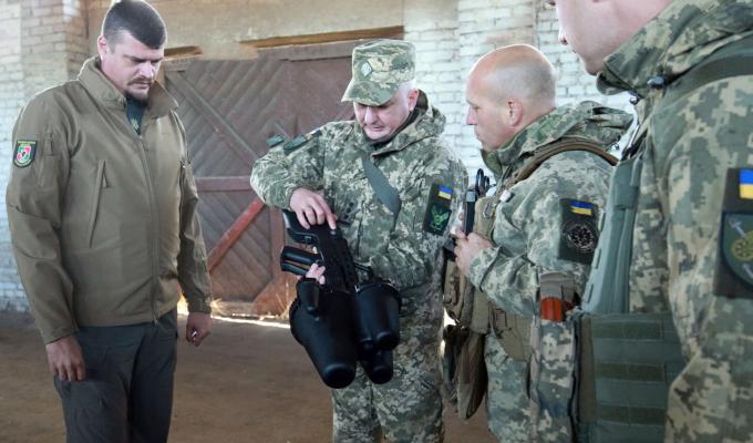 Артем Лисогор разом із головою адміністрації Держспецтрансслужби відвідав українських військових – їм передали озброєння і техніку