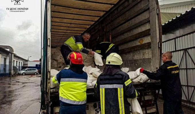 Надзвичайники Луганщини доправляють гуманітарну допомогу до хабів