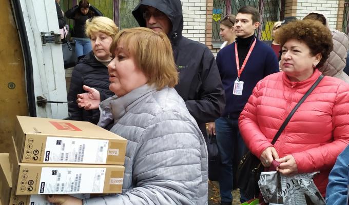 Здобувачі освіти Луганщини отримають ще 225 ноутбуків від донорів